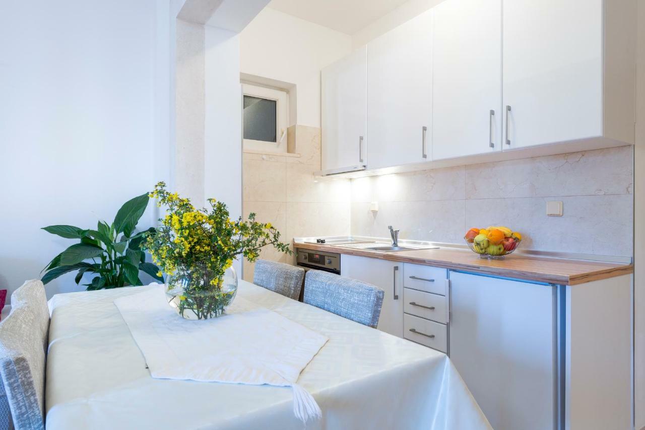 Luxury Apartment *