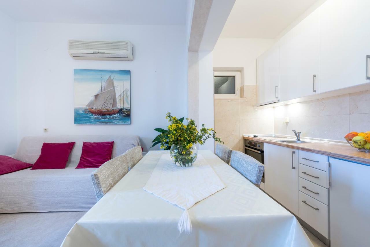 Luxury Apartment *