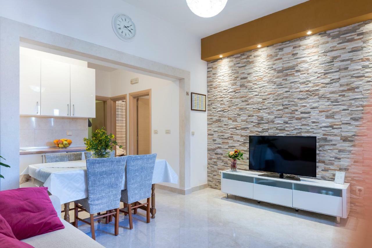 Luxury Apartment *