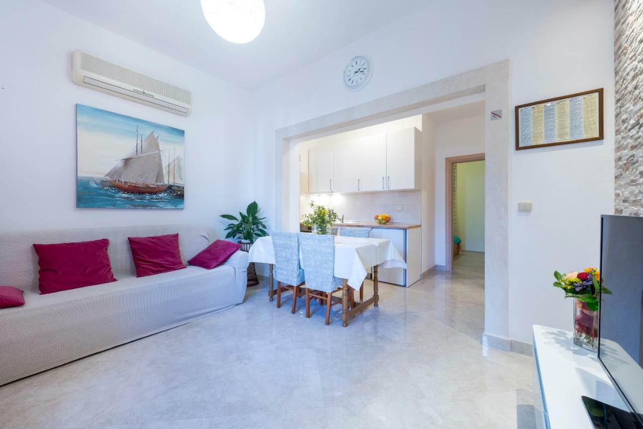 Luxury Apartment *